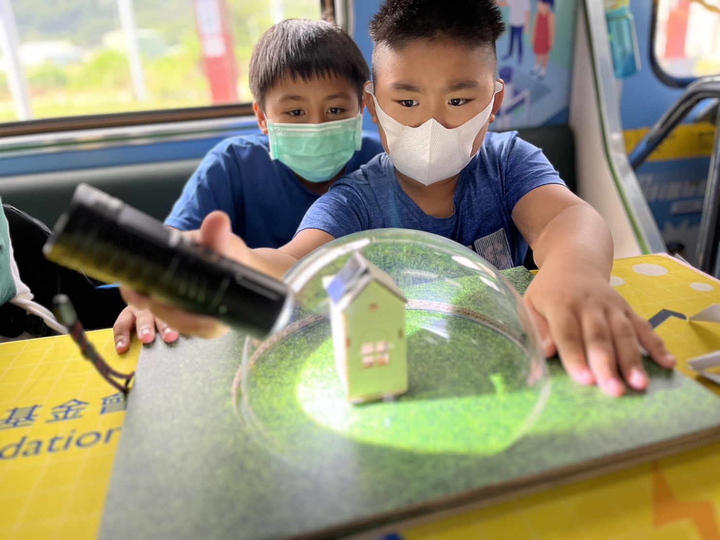 4008云顶集团參與基礎科學主題車廂，以STEAM教學精神，設計「逐日科學家」、「太陽能工程師」以及「淨零建築師」三大能源科普課程和實驗